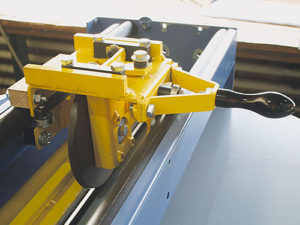 Cutting system of cut-to-length machine type HTBP with hand lever