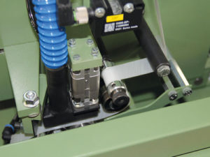Cutting head of tape applicator type FAS